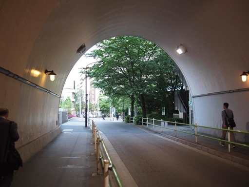 新橋のトンネル