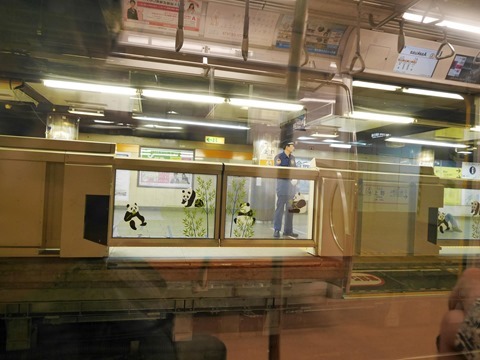 地下鉄銀座線上野駅ホームドアのパンダ