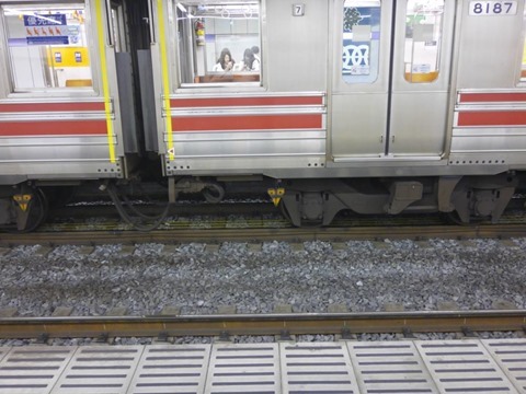 電車の下に顔がある。