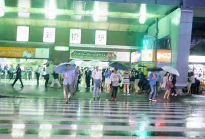 雨の新橋駅